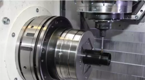 機械加工現(xiàn)有生產(chǎn)模式主要體現(xiàn)在工裝應(yīng)用落后，效率低下，工人加工零件時裝夾及找正時間長，特別是單件或小批生產(chǎn)頻繁更換工裝時，大多數(shù)時間都是在安裝OTT-JAKOB夾具及找正。